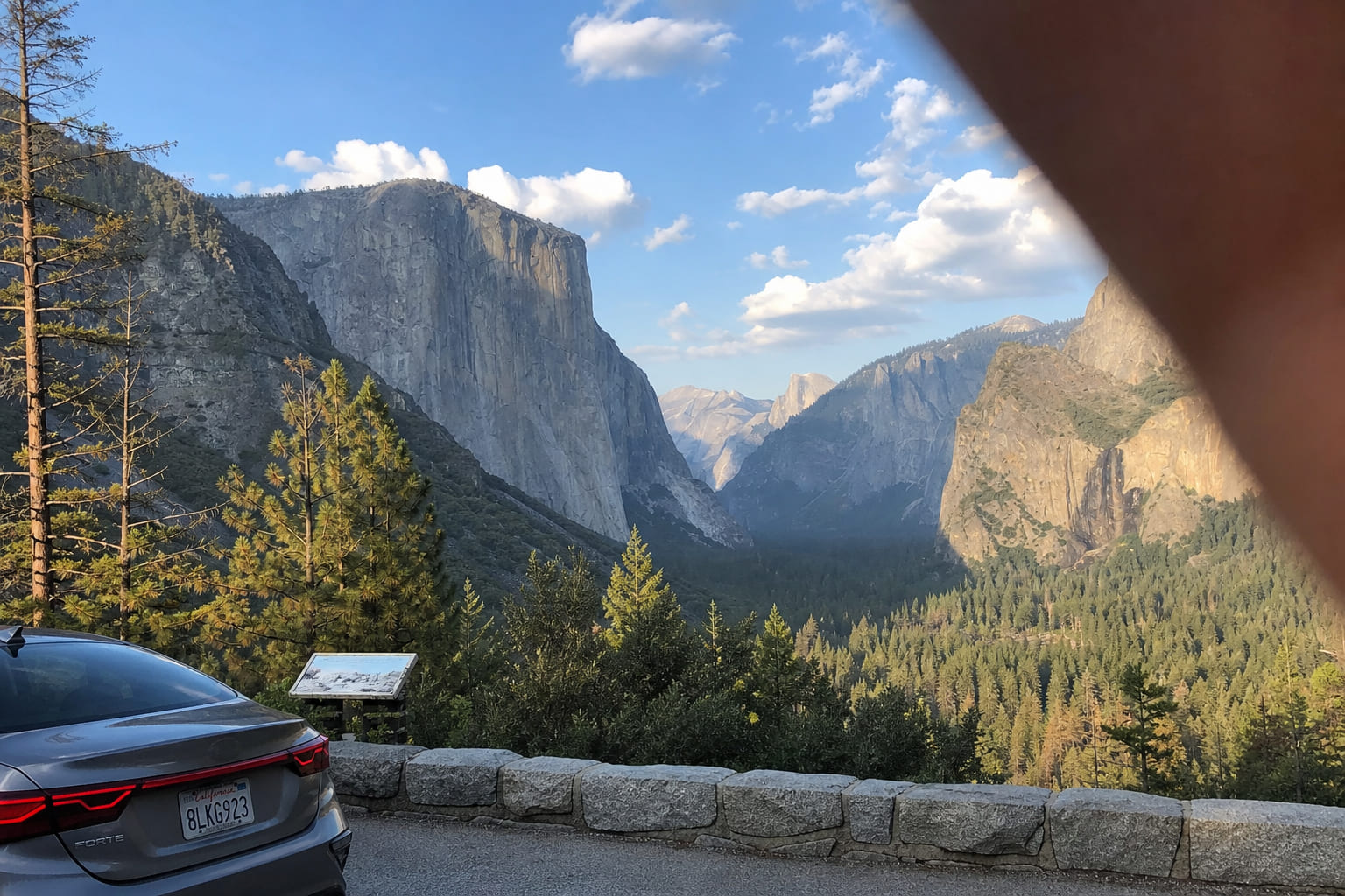 Вид с Tunnel View в Йосемити — кадр с телефона туриста, гранитные скалы Эль-Капитан и Хаф-Доум