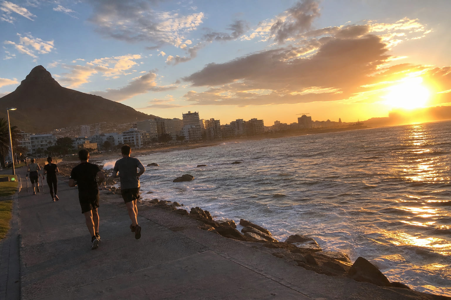 Набережная Sea Point в Кейптауне на закате — снимок туриста на телефон, Атлантический океан и promenade