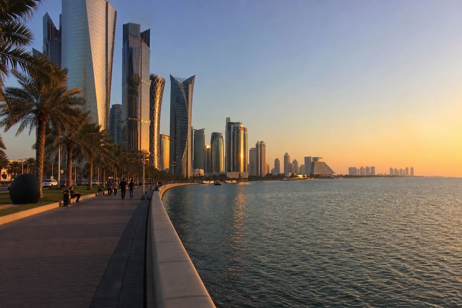 Corniche Doha: длинная набережная и виды на West Bay — классический кадр вечерней прогулки. Набережная Corniche и skyline West Bay в Дохе на закате — снимок туриста на телефон