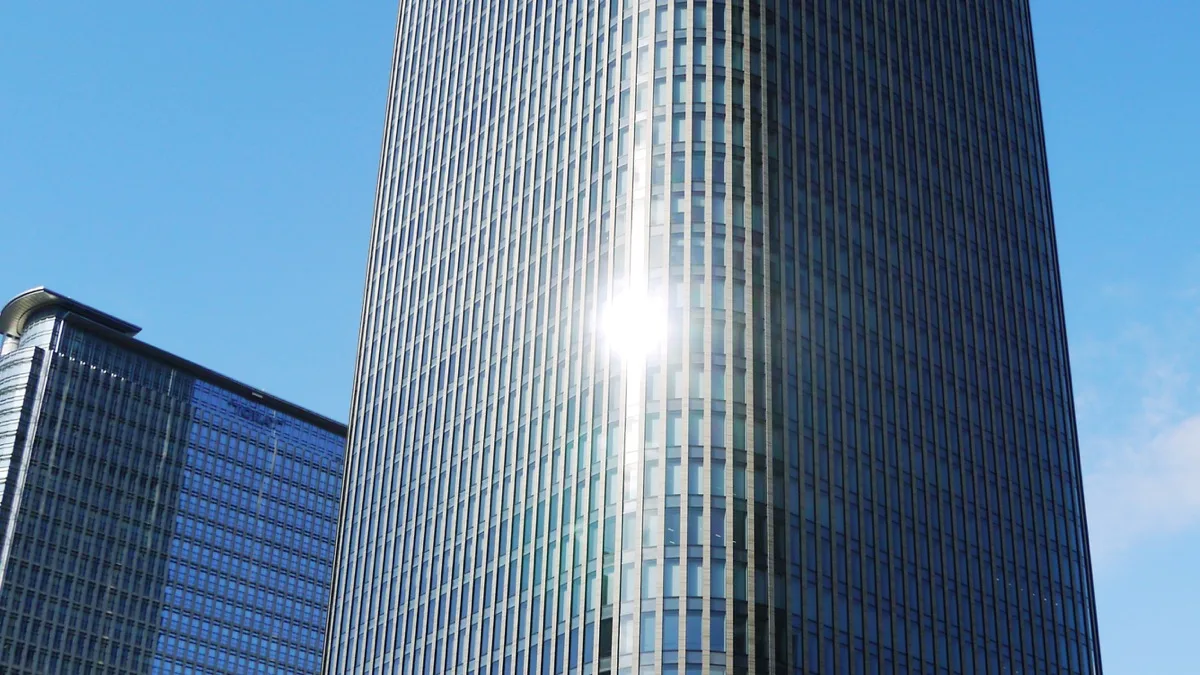 Фасад Conrad Osaka в башне на Наканосиме