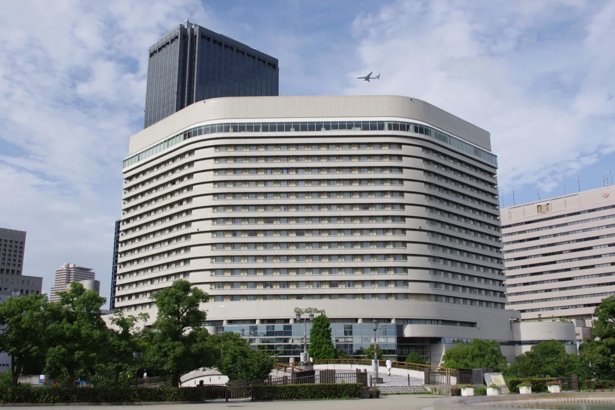 Здание Hotel New Otani Osaka у делового парка и замка