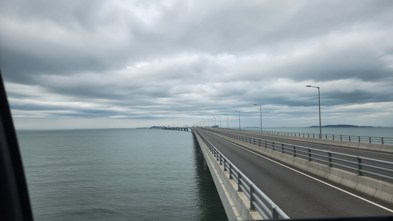 Мост Гонконг–Чжухай–Макао над морем, фото с телефона