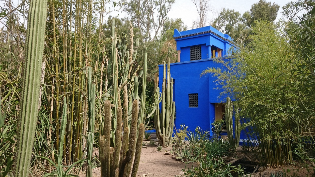 Majorelle blue pavilion in the garden — tourist phone photo