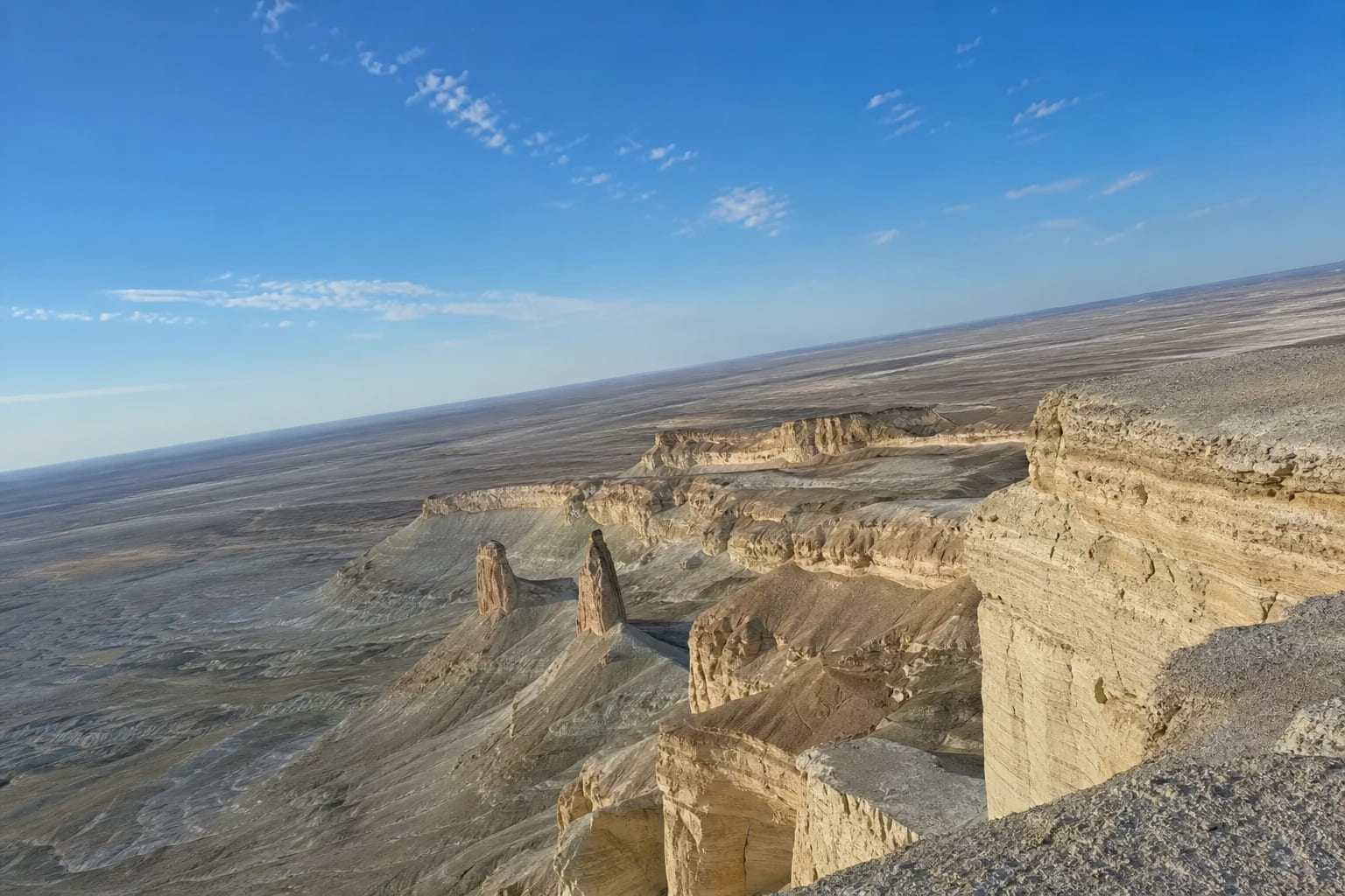 Mangystau Bozzhira white cliffs — a tourist smartphone snapshot of Kazakhstan’s alien landscape