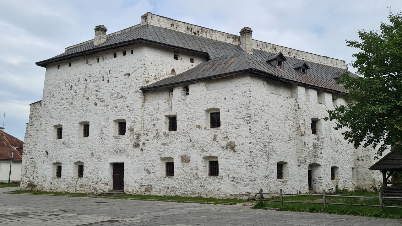Tourist phone photo of the whitewashed walls of Pogankiny Chambers in Pskov