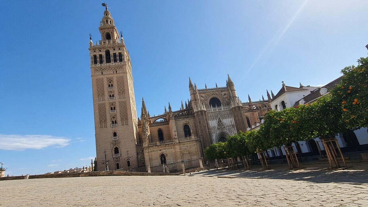 Giralda tower and Seville Cathedral in daylight — tourist phone photo