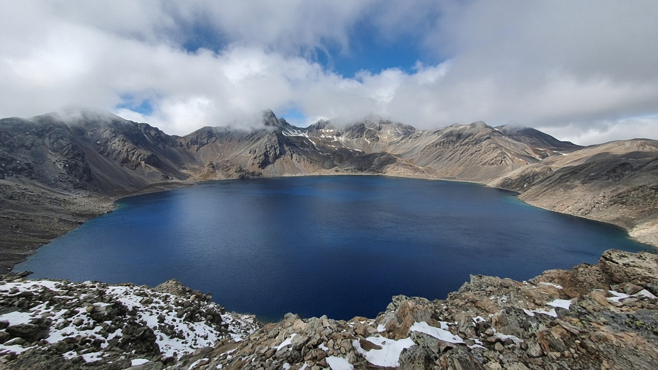 Changbaishan Tianchi crater lake from the rim, phone photo