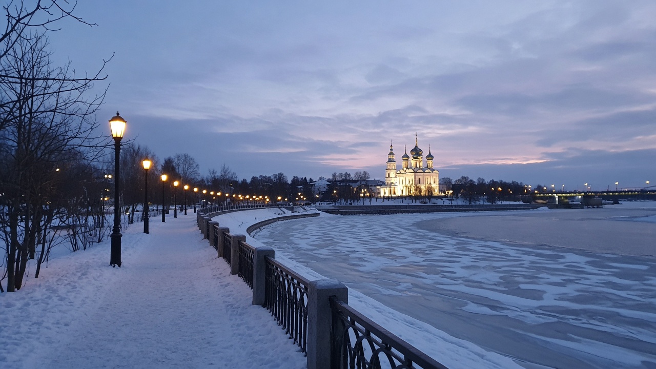 Winter Yaroslavl — snowy embankment and churches, phone snapshot