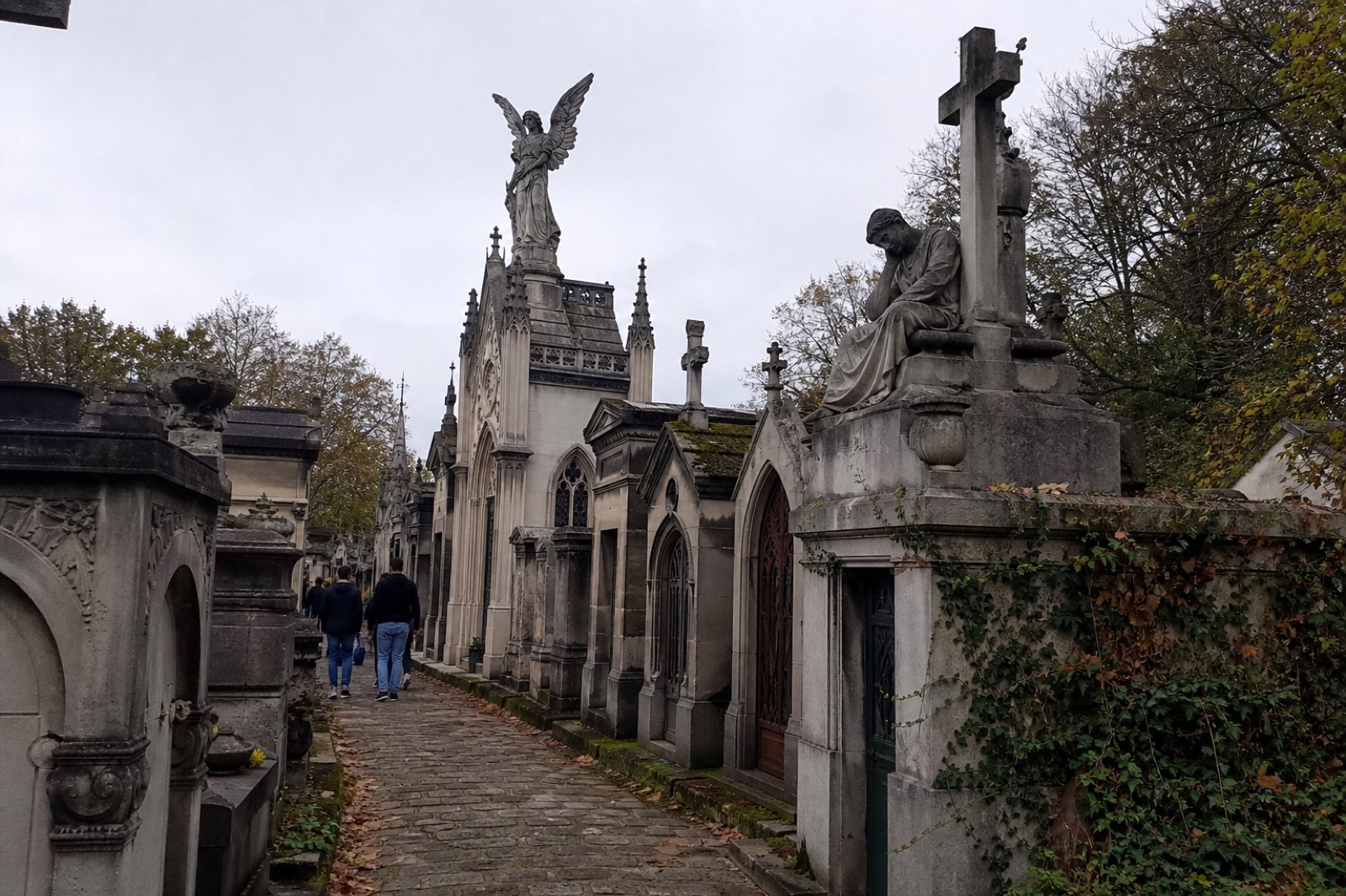Path between tombs at Père-Lachaise cemetery in Paris — tourist phone photo