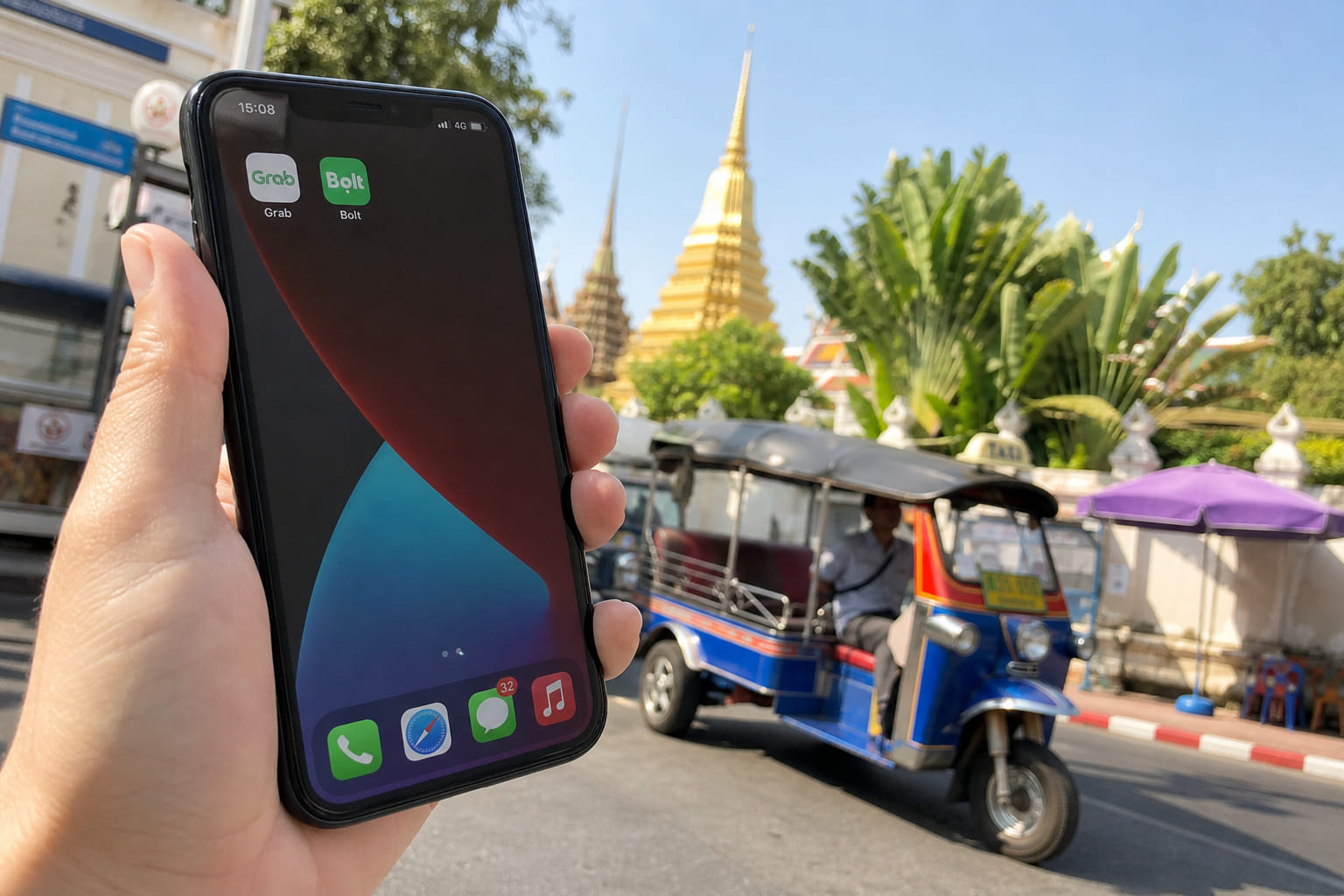 Smartphone de turista con apps Grab y Bolt en una calle de Bangkok — foto casual de móvil