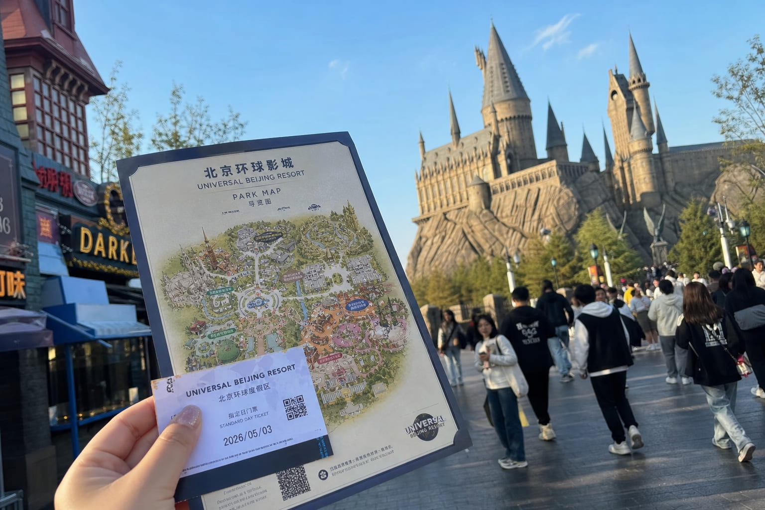 Замок Хогвартс в зоне Гарри Поттера Universal Studios Beijing — фото туриста на телефон