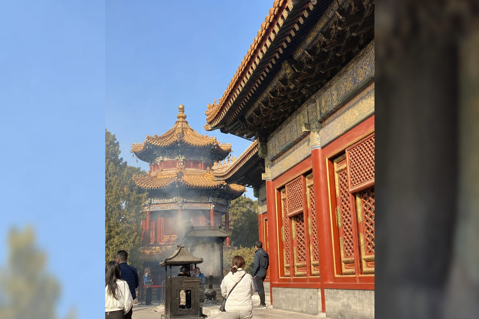 Жёлтые крыши и красные стены Храма Ламы Yonghegong в Пекине — фото туриста на телефон